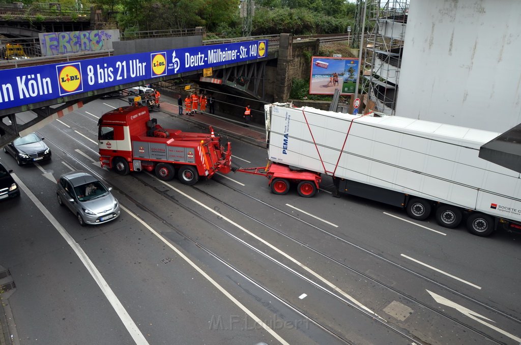 LKW blieb an Bruecke haengen Koeln Deutz Opladenerstr P192.JPG - Miklos Laubert